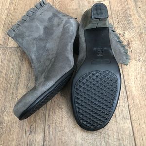 Aerosoles women’s ankle boots size 7.5 suede heels